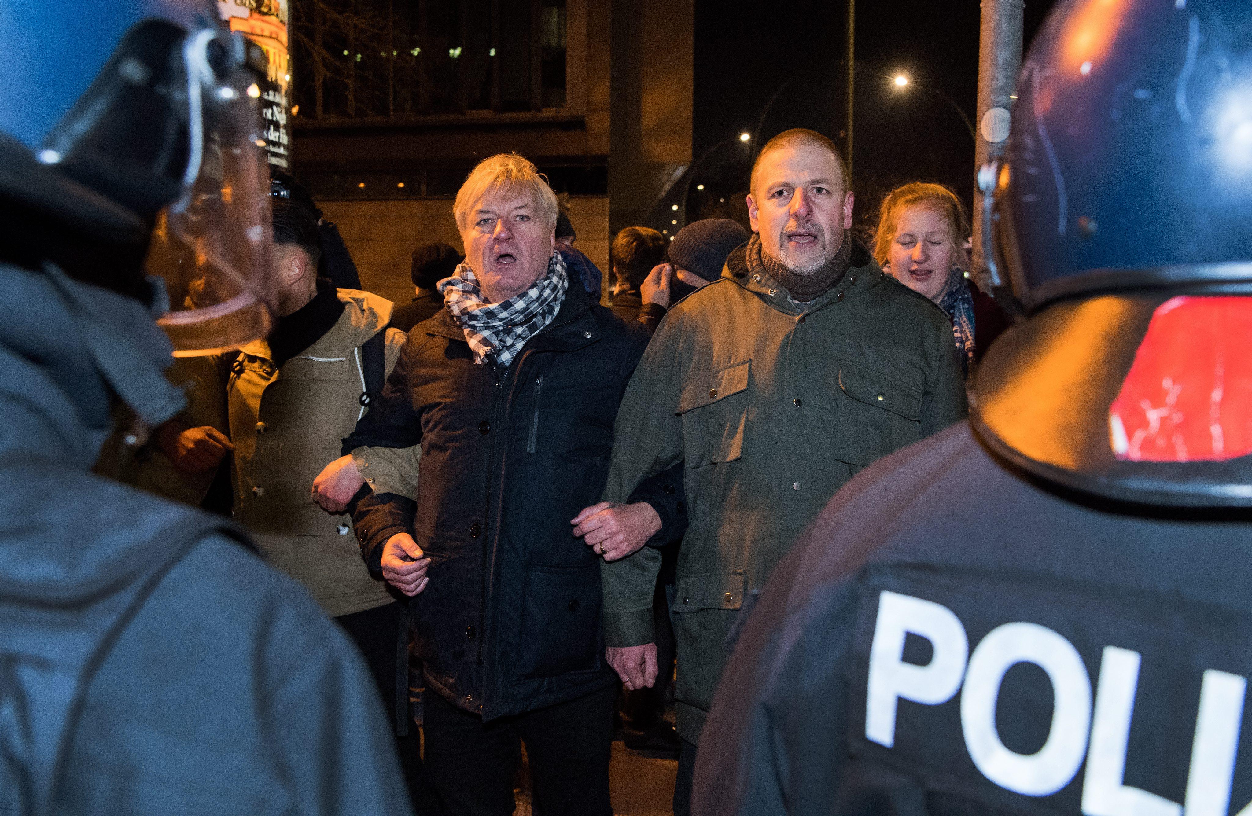 fot. PAP/EPA/BERND VON JUTRCZENKA / Na zdjęciu z 2016 r. widać Juergena Elsaessera i Goetza Kubitschka, czołowego intelektualistę ruchu Neue Rechte